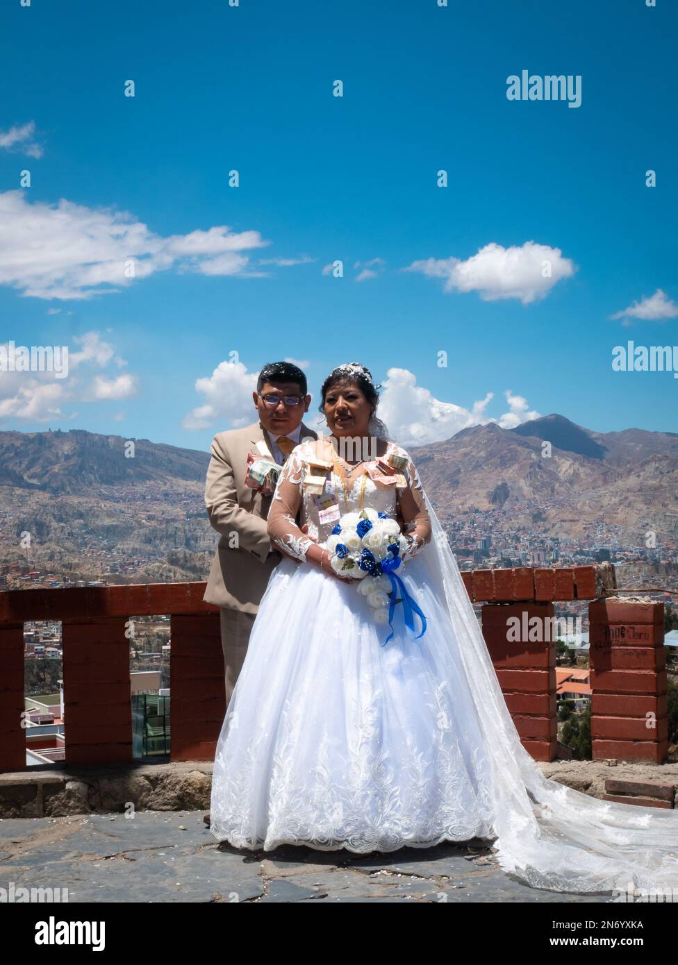 La Paz, Bolivie - 1 octobre 2022 : couple nouvellement mariés en séance de photo en plein air sur la place 'El Montilo' (la colline) dans le quartier de Sopocachi Banque D'Images