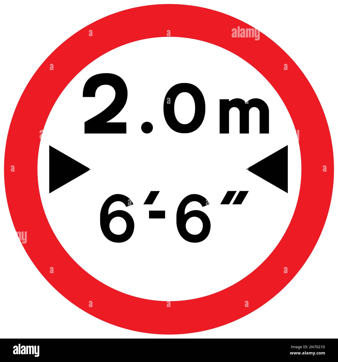 Les véhicules dépassant la largeur indiquée sont interdits au panneau de signalisation routière britannique Banque D'Images