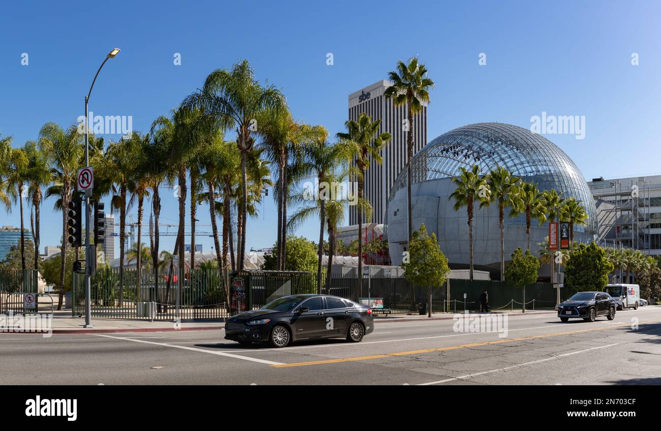 Une photo du grand dôme de l'Academy Museum of Motion Pictures et des palmiers à proximité. Banque D'Images