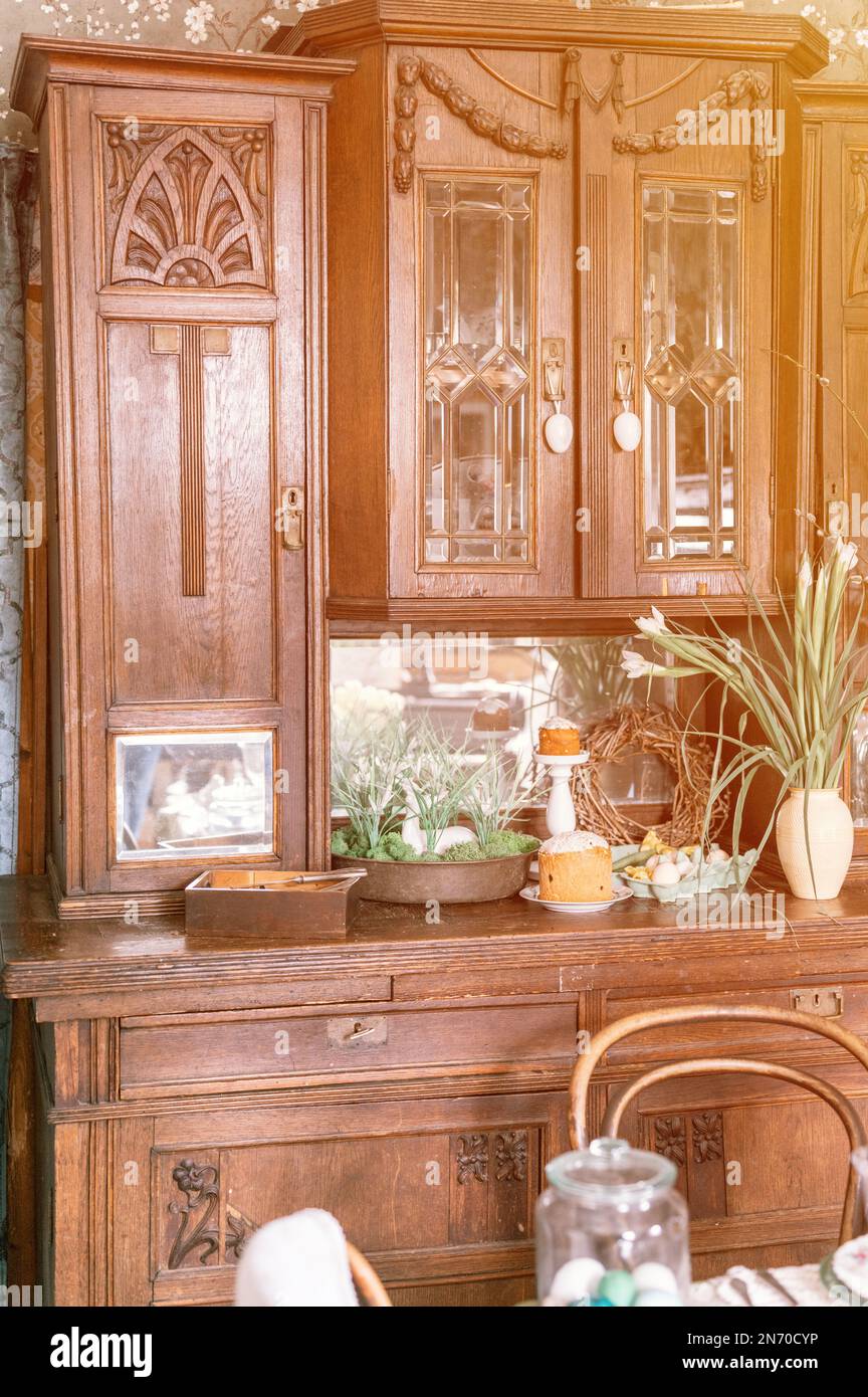 joyeuses pâques au printemps. décoration de fête. ancien comptoir de cuisine en bois sculpté, placard ou panneau latéral avec le passé de pâques Banque D'Images