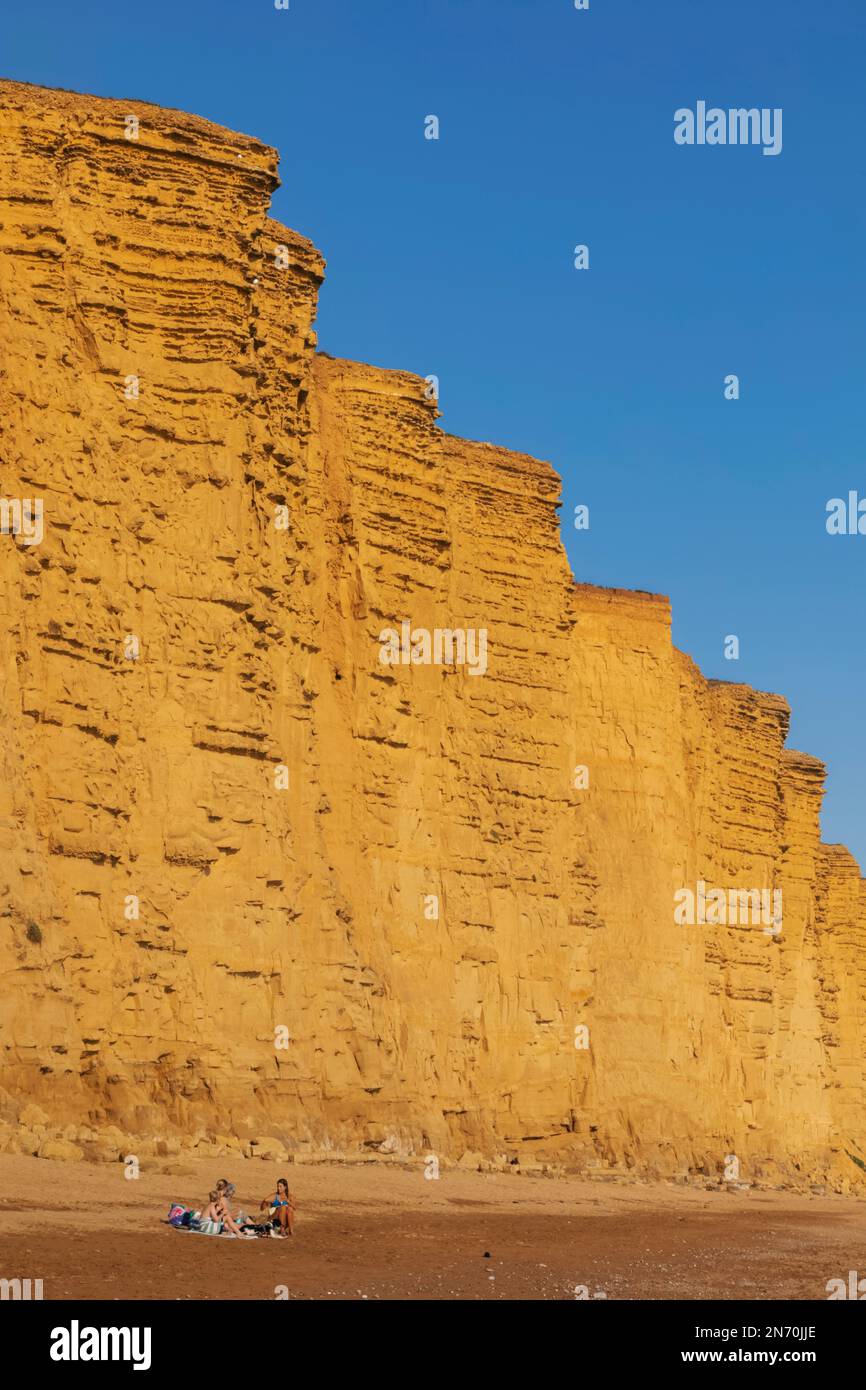 Angleterre, Dorset, Bridport, West Bay, Beach et Cliffs Banque D'Images