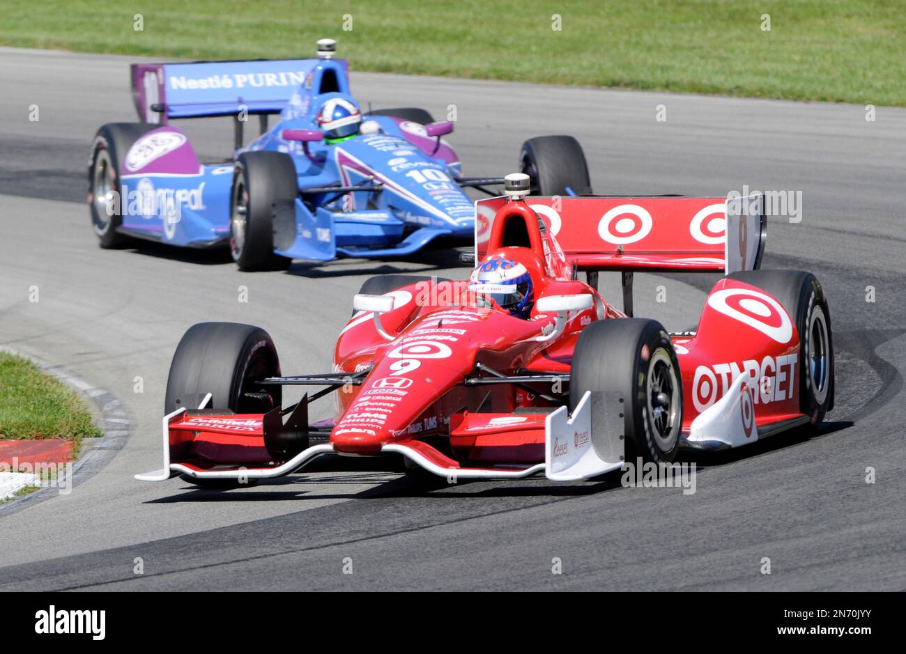 Scott Dixon, of New Zealand, leads Dario Franchitti, of Scotland, through a corner during the Honda Indy 200 at Mid-Ohio Sports Car Course in Lexington, OH Sunday, Aug. 4, 2013. (AP Photo/Tom E. Puskar) Banque D'Images