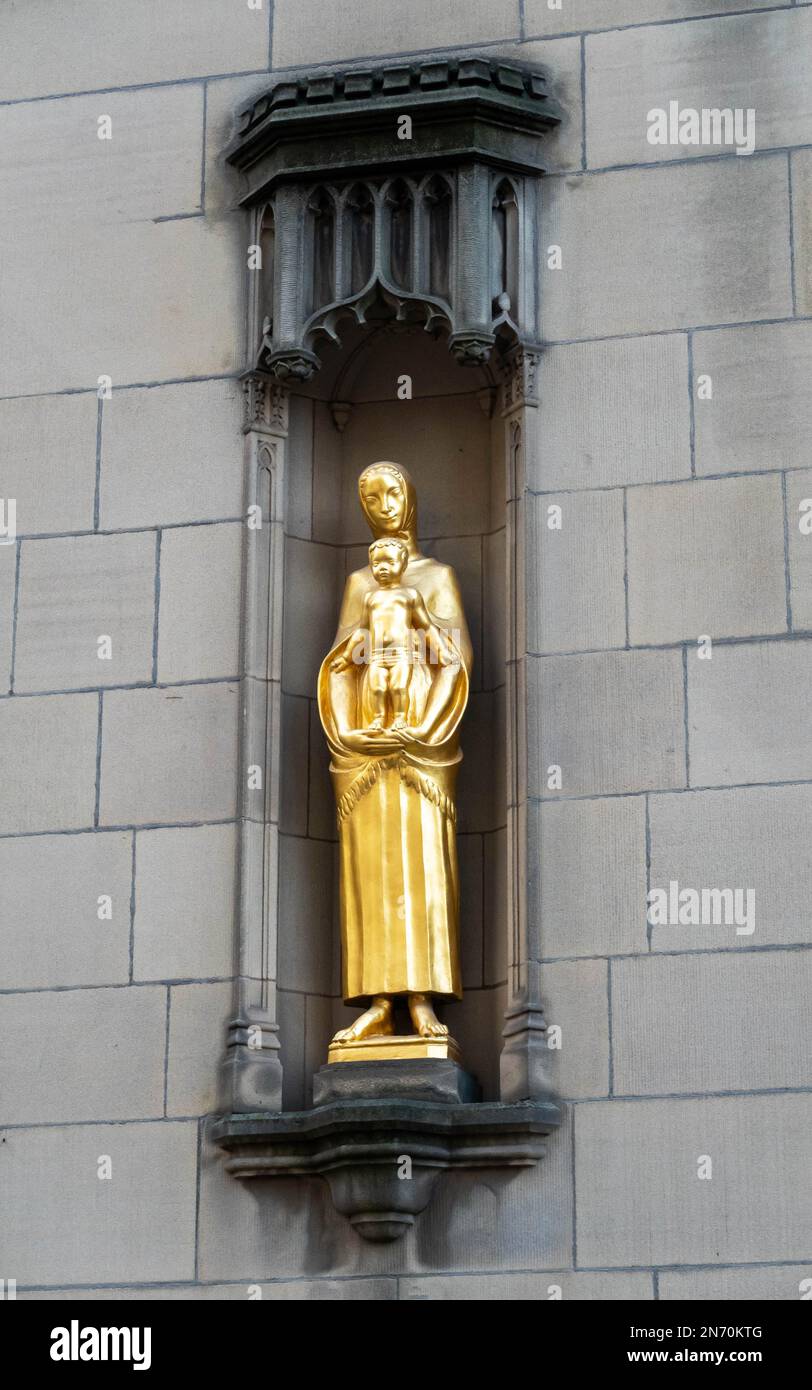 Bébé Jésus avec la statue d'or de la Vierge Marie à l'extérieur de la cathédrale de Manchester Banque D'Images