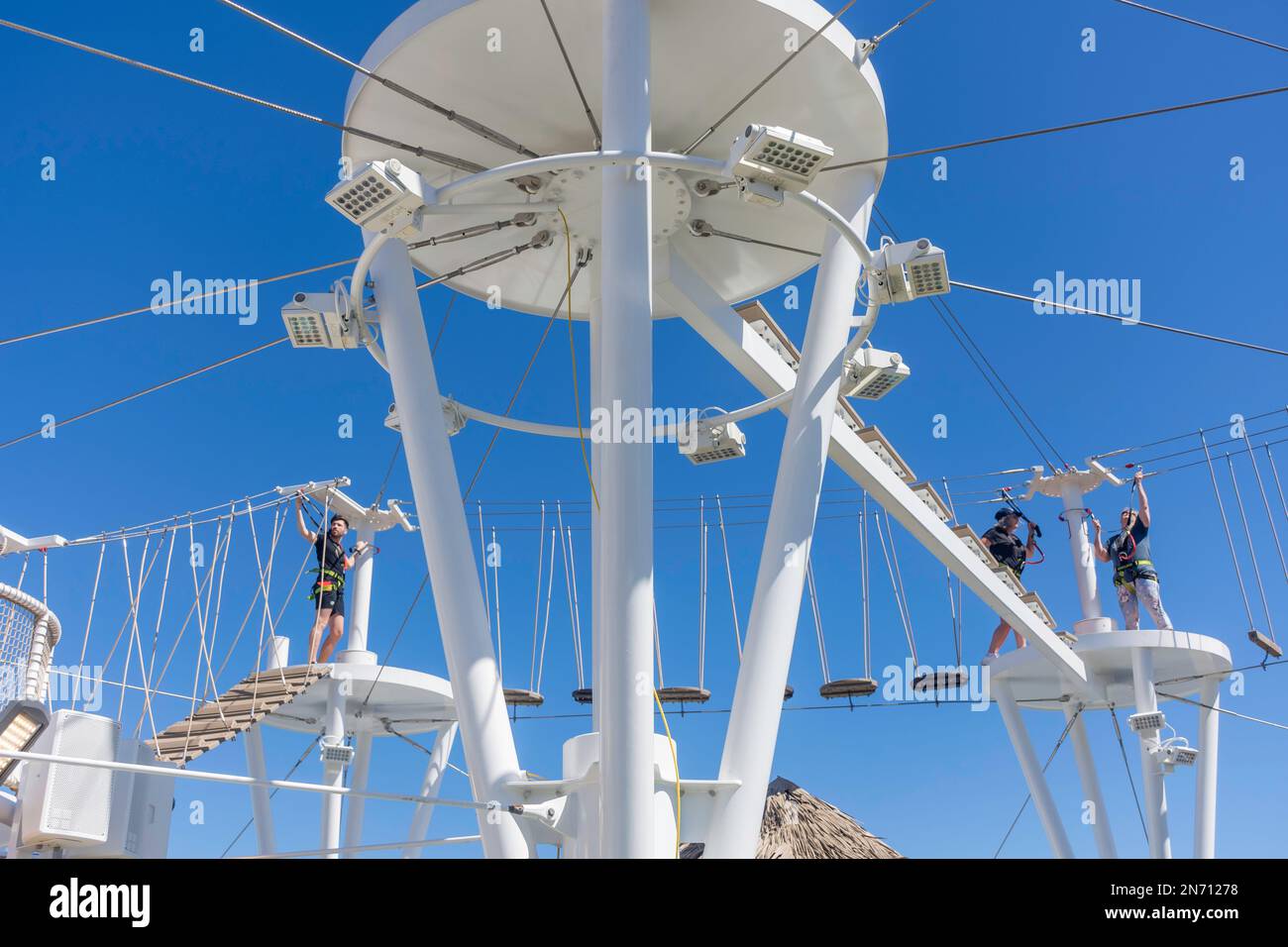 Altitude Skywalk à la poupe du bateau de croisière P&O Arvia, Petites Antilles, Caraïbes Banque D'Images Altitude Skywalk à la poupe du bateau de croisière P&O Arvia, Petites Antilles, Caraïbes Banque D'Images