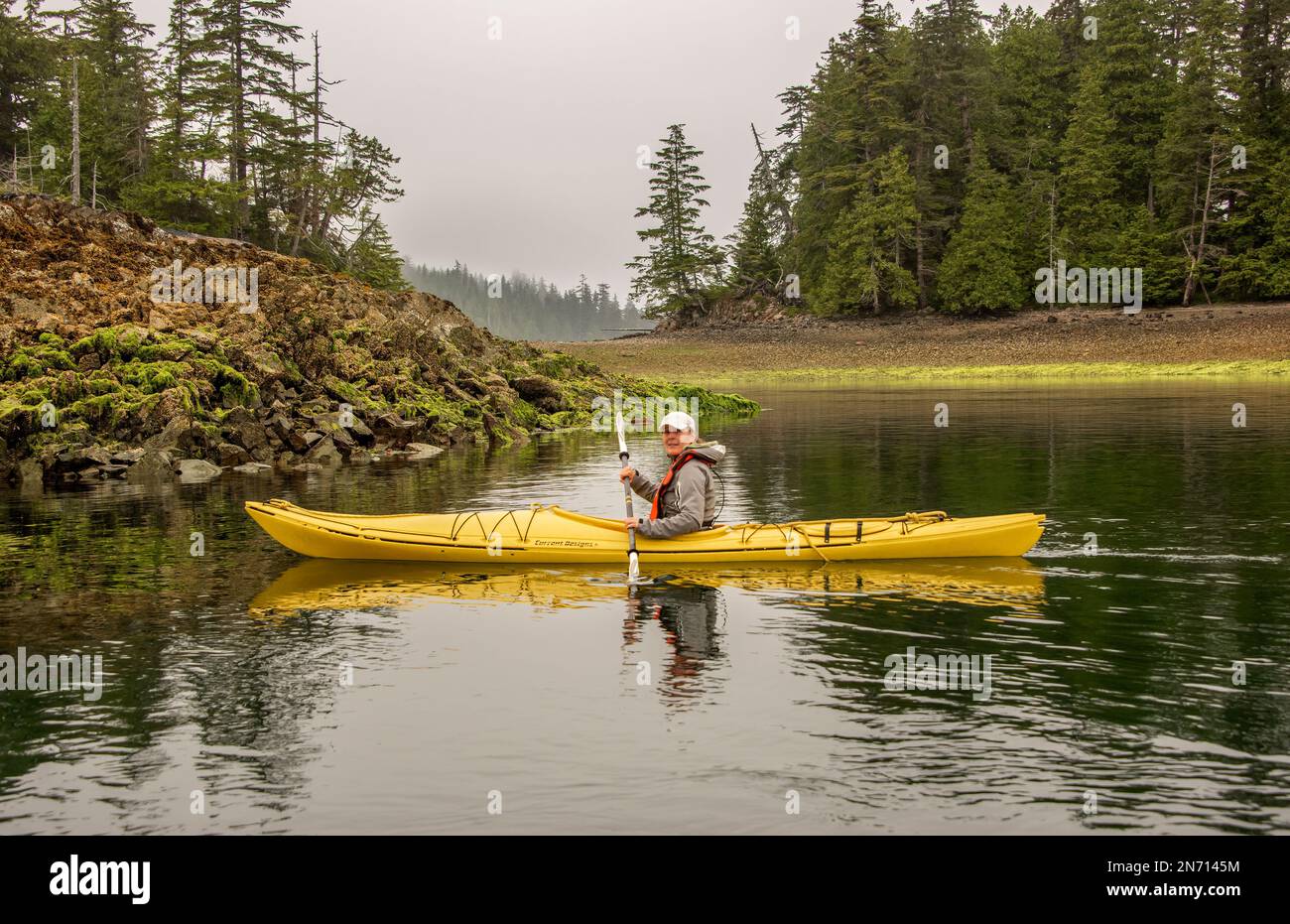 Eaux calmes et à marée basse pour faire du kayak dans les îles Bischof, le détroit Juan Perez, Haida Gwaii Banque D'Images