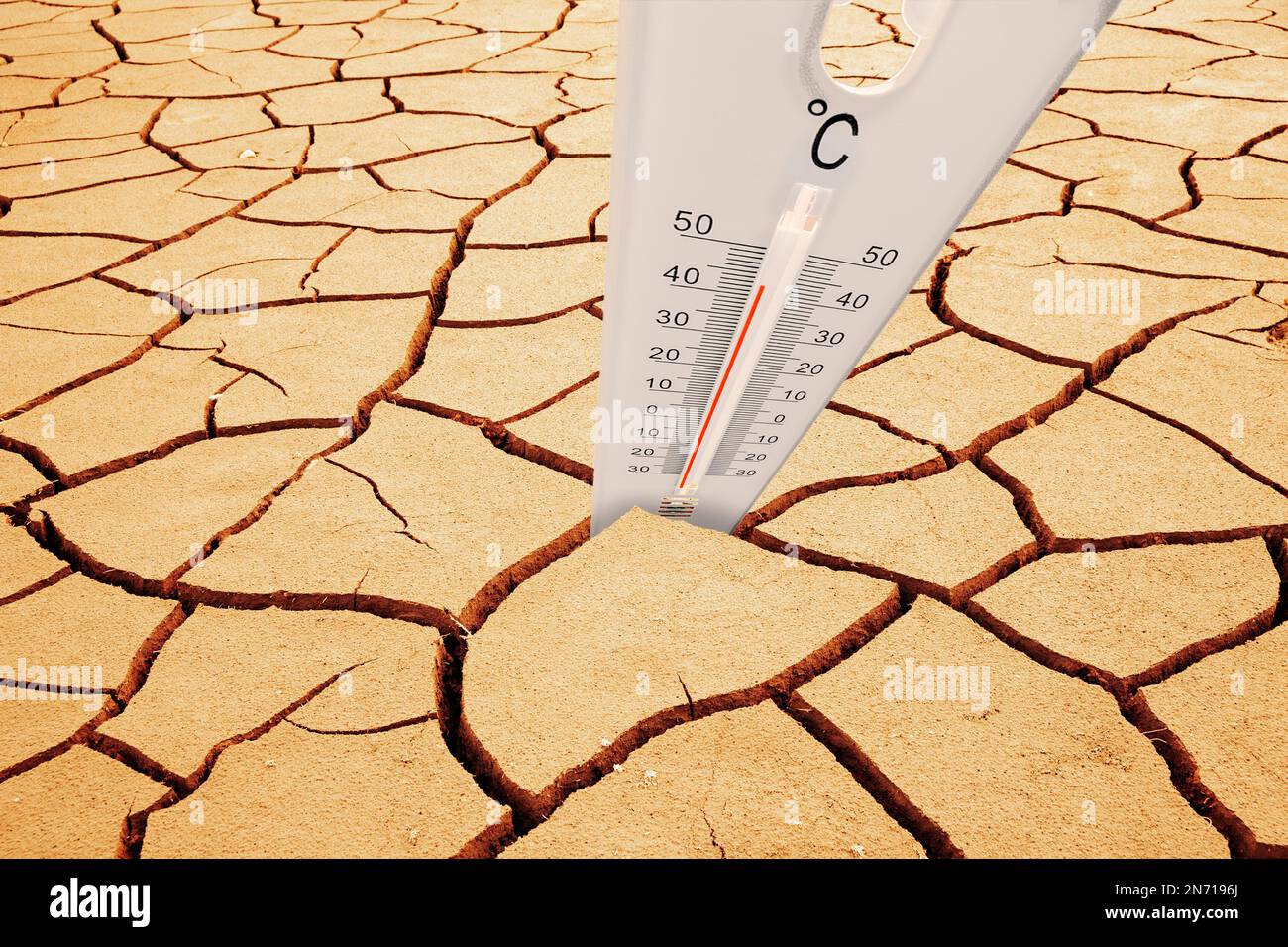 Thermomètre avec affichage de la température dans la terre fissurée, la chaleur, la sécheresse, la sécheresse Banque D'Images