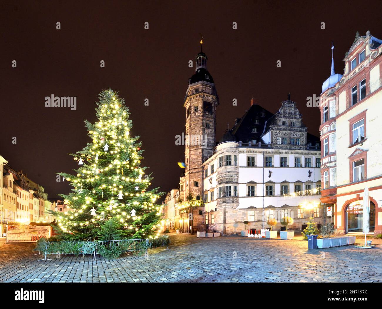 Altenburg, marché de Noël. Le marché de Noël d'Altenburg pour la première fois après la pandémie de Corona. Avec l'hôtel de ville d'Altenburg et l'arbre de Noël dans l'esprit de Noël. Banque D'Images