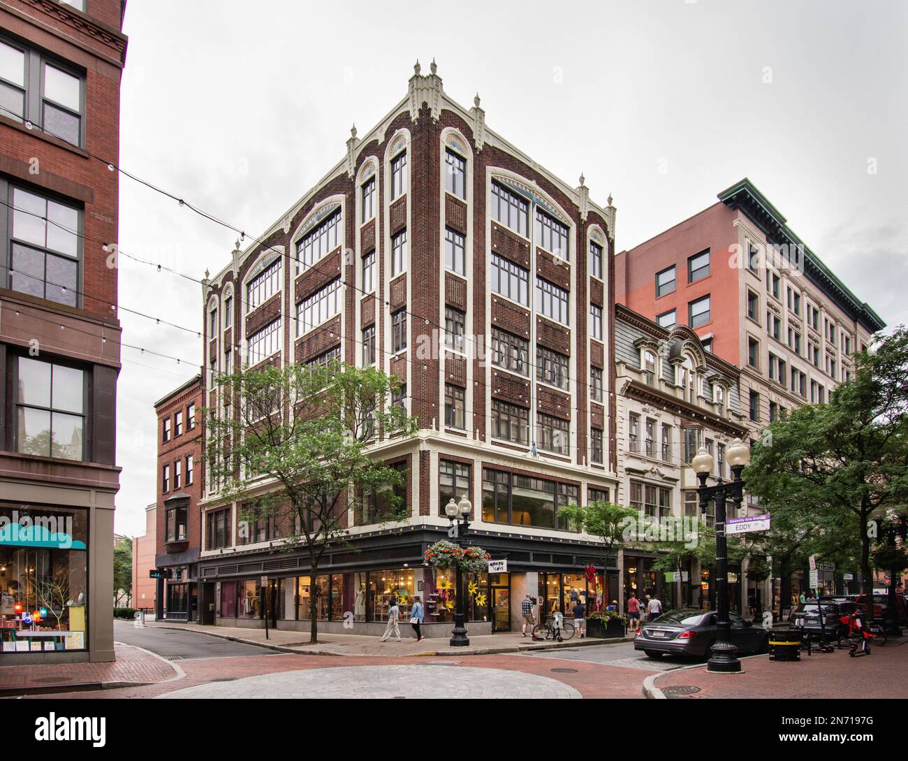 Providence. Un bâtiment commercial sur la rue commerçante de Westminster Street, à l'angle de Eddy Street dans le centre-ville de Providence, quartier des arts Downcity, Rhode Island. Banque D'Images