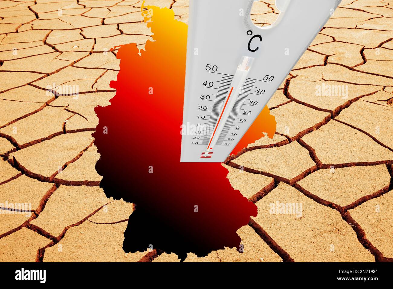 Thermomètre avec affichage de la température dans la terre fissurée, la chaleur, la sécheresse, la sécheresse carte de l'Allemagne Banque D'Images