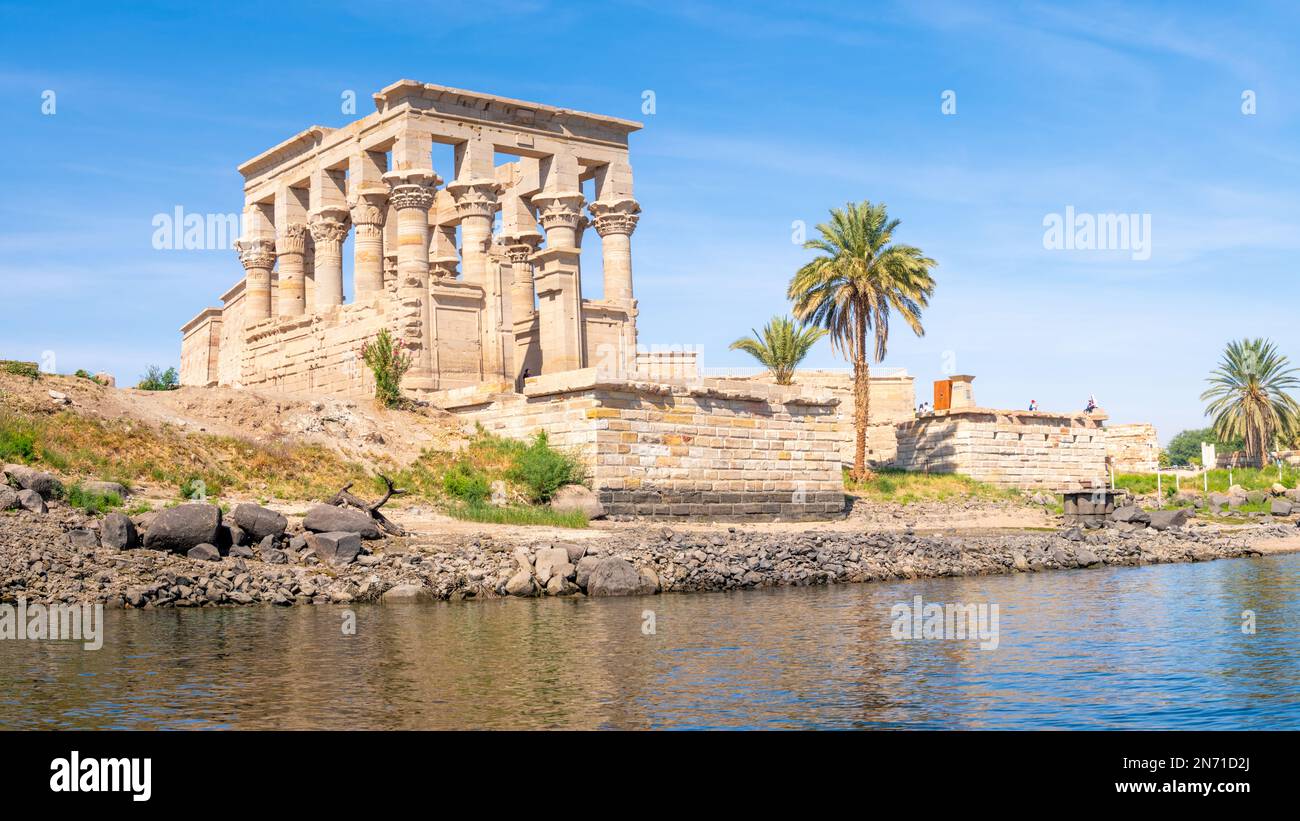 Assouan, Égypte; 12 février 2023 - le kiosque de Trajan est un temple situé sur l'île d'Agilkia, dans le sud de l'Égypte. Il est attribué à Trajan, empereur romain fr Banque D'Images