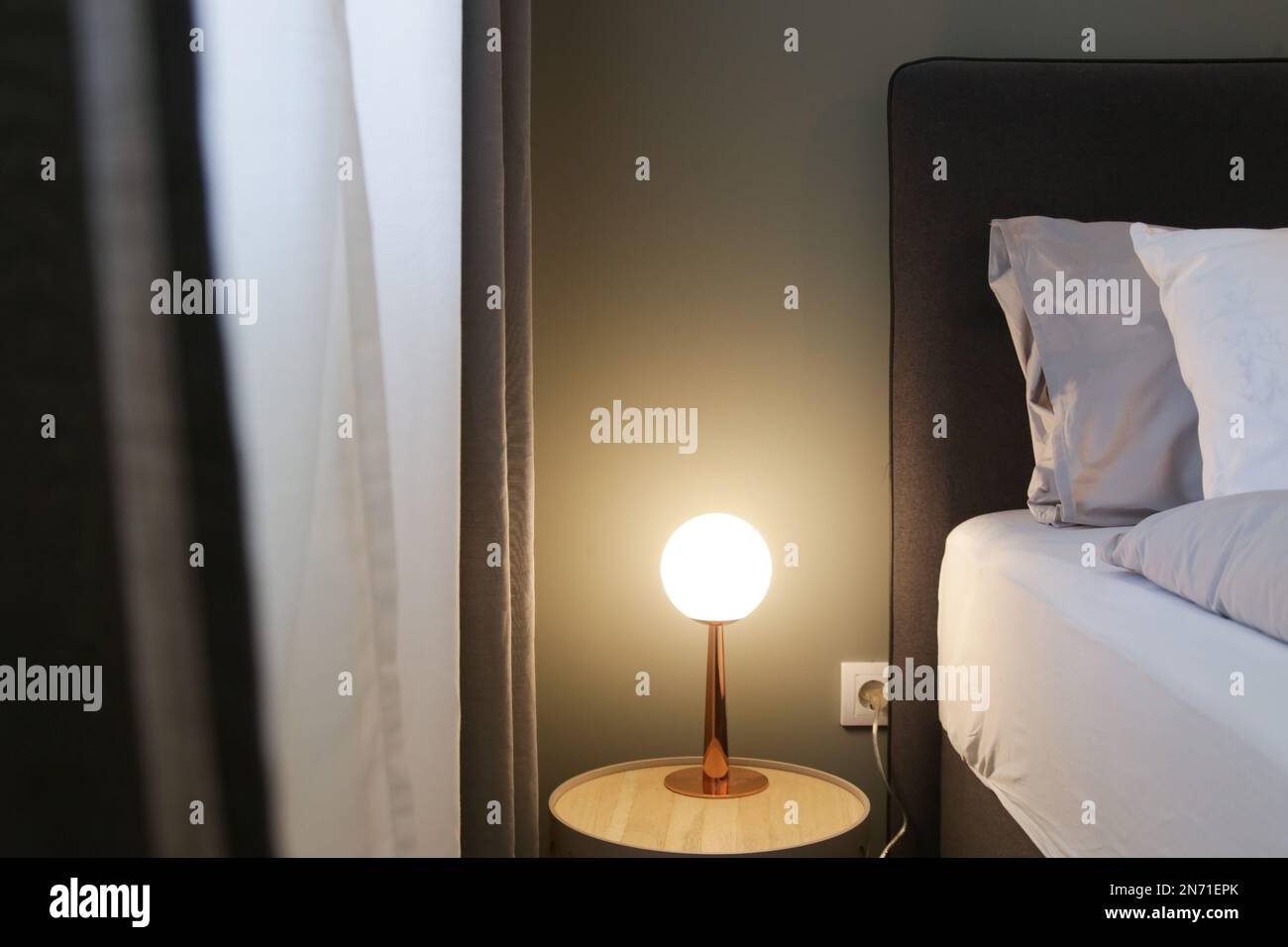 Petite lampe de table dans la chambre - lampes de chevet pour table de nuit. Banque D'Images