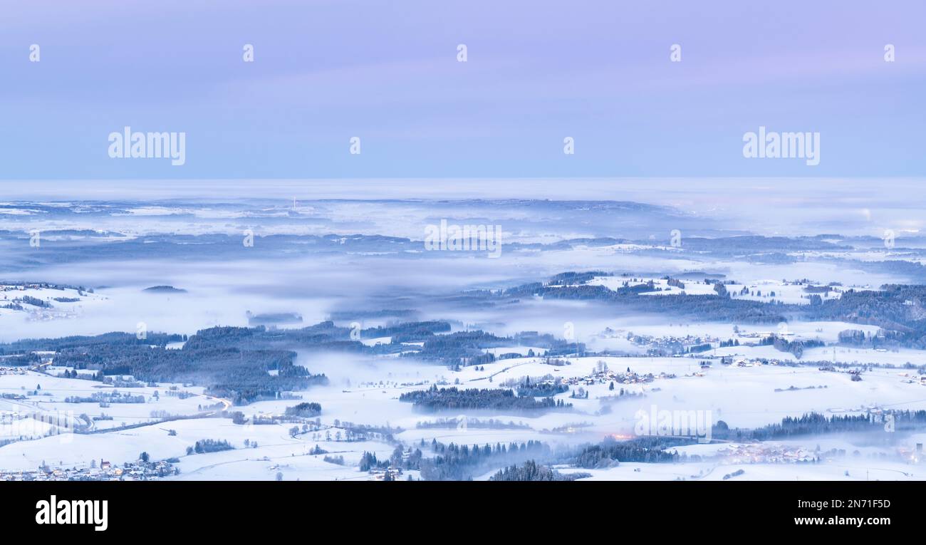 Neige d'hiver Allgäu entre Oy et Nesselwang après le coucher du soleil avec brouillard et nuages. Bavière, Allemagne Banque D'Images