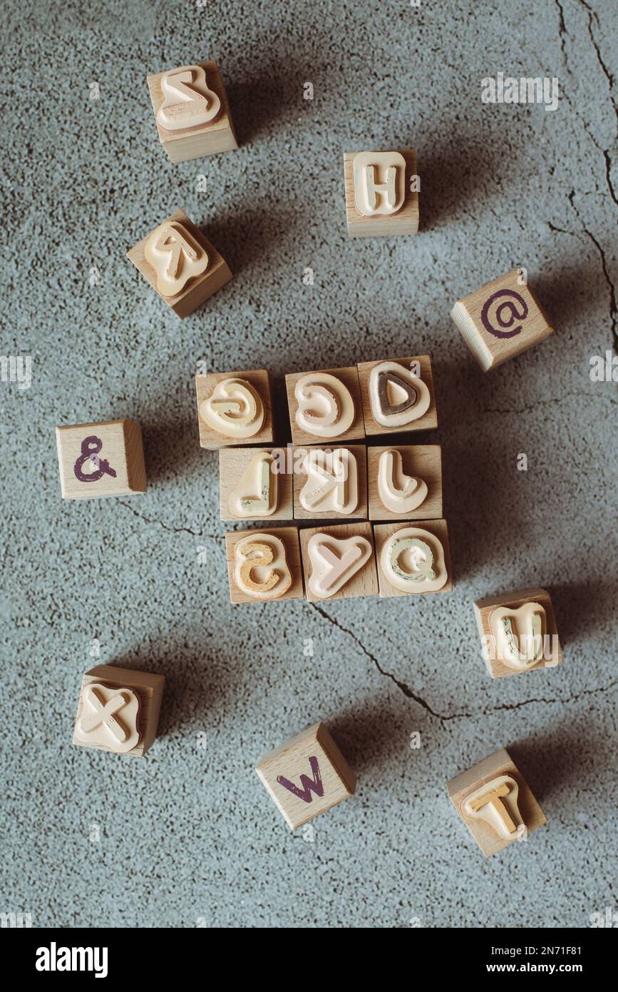 Vue en hauteur des timbres en bois avec lettres majuscules Banque D'Images