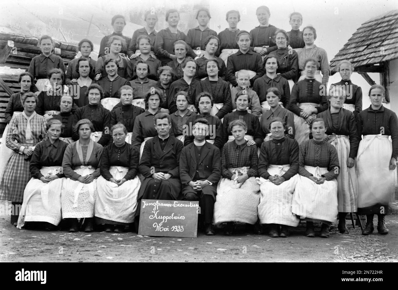 Photo de groupe de la retraite des Virgins à Kuppelwies 1933. Vallée d'Ulten, Tyrol du Sud. Banque D'Images