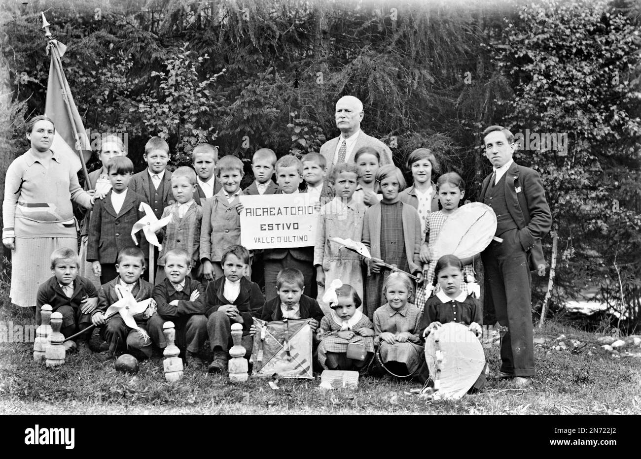 Photo de groupe à l'époque du fascisme en Italie, dans les 1930s enfants de paysans au centre de loisirs Bad Überwasser, Sankt Walburg dans la vallée d'Ulten Banque D'Images