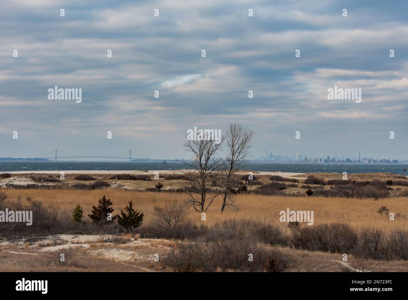 NYC et le pont Verrazano-Narrows depuis North Beach, Sandy Hook NJ USA, fort Hancock, New Jersey Banque D'Images