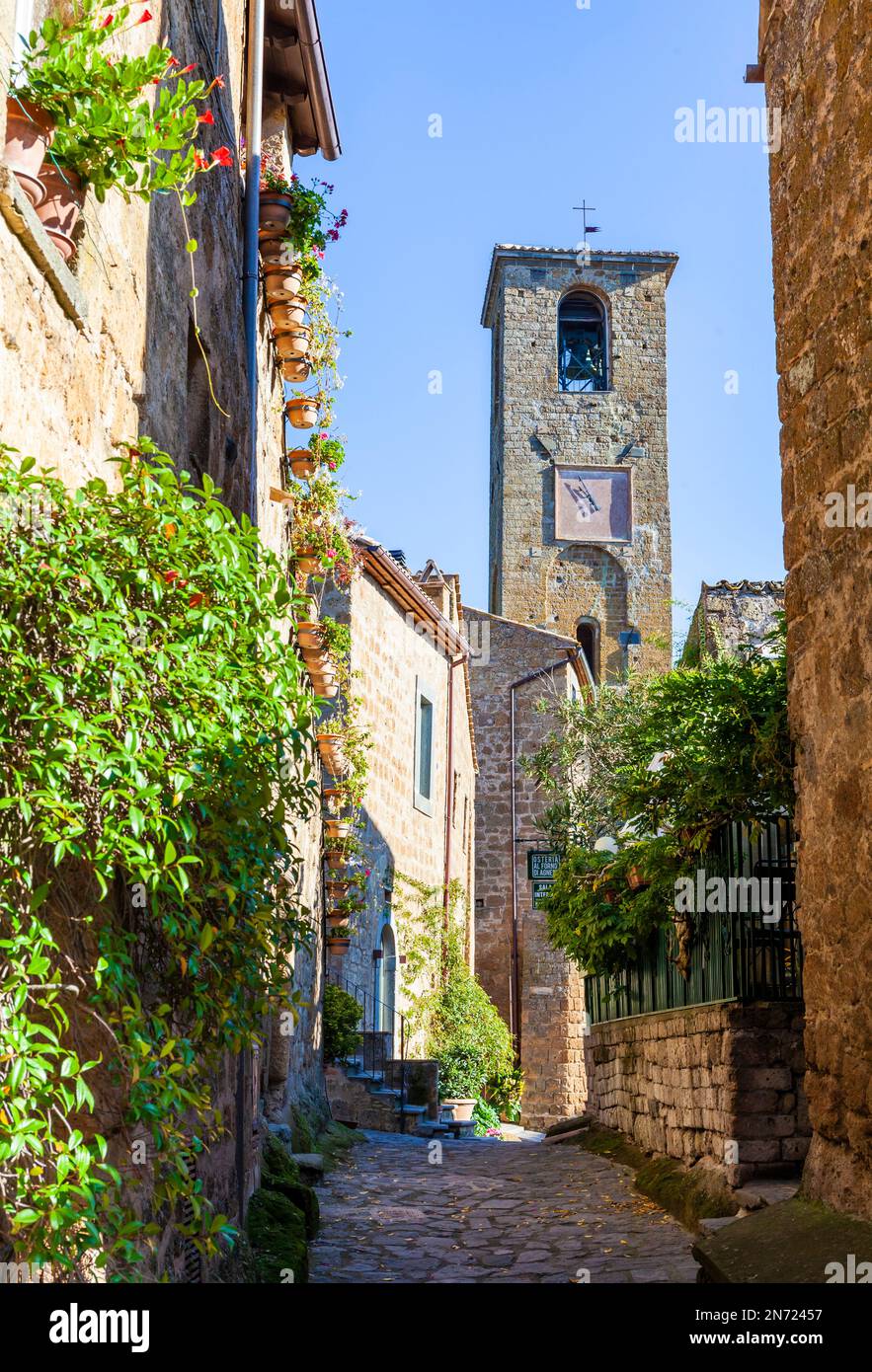 Allée à Civita di Bagnoregio, Latium, Italie. Banque D'Images