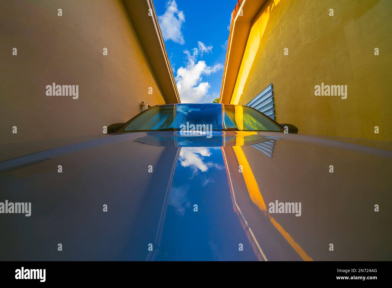 Automobile et réflexions. Banque D'Images