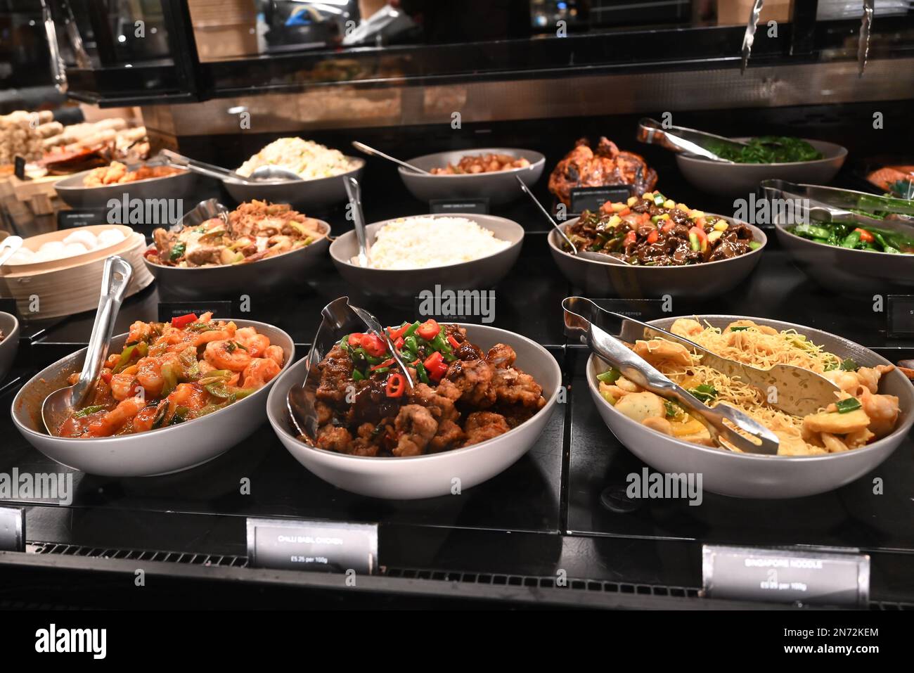 Les halls de restauration Harrods servent des délices culinaires du monde entier préparés tous