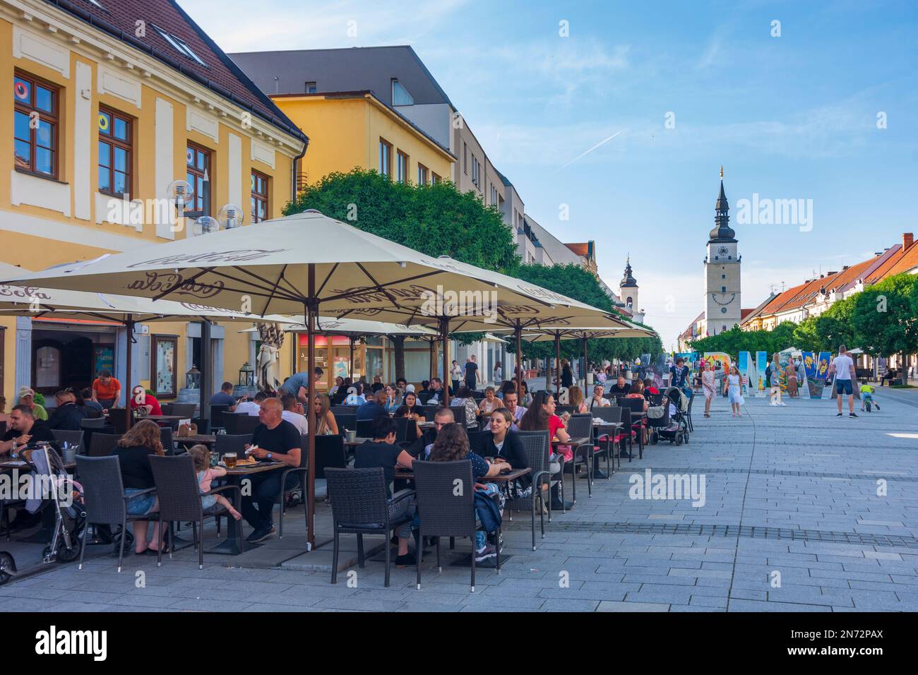 Trnava (Tyrnau), rue piétonne Hlavna, tour de l'hôtel de ville, restaurant en Slovaquie Banque D'Images