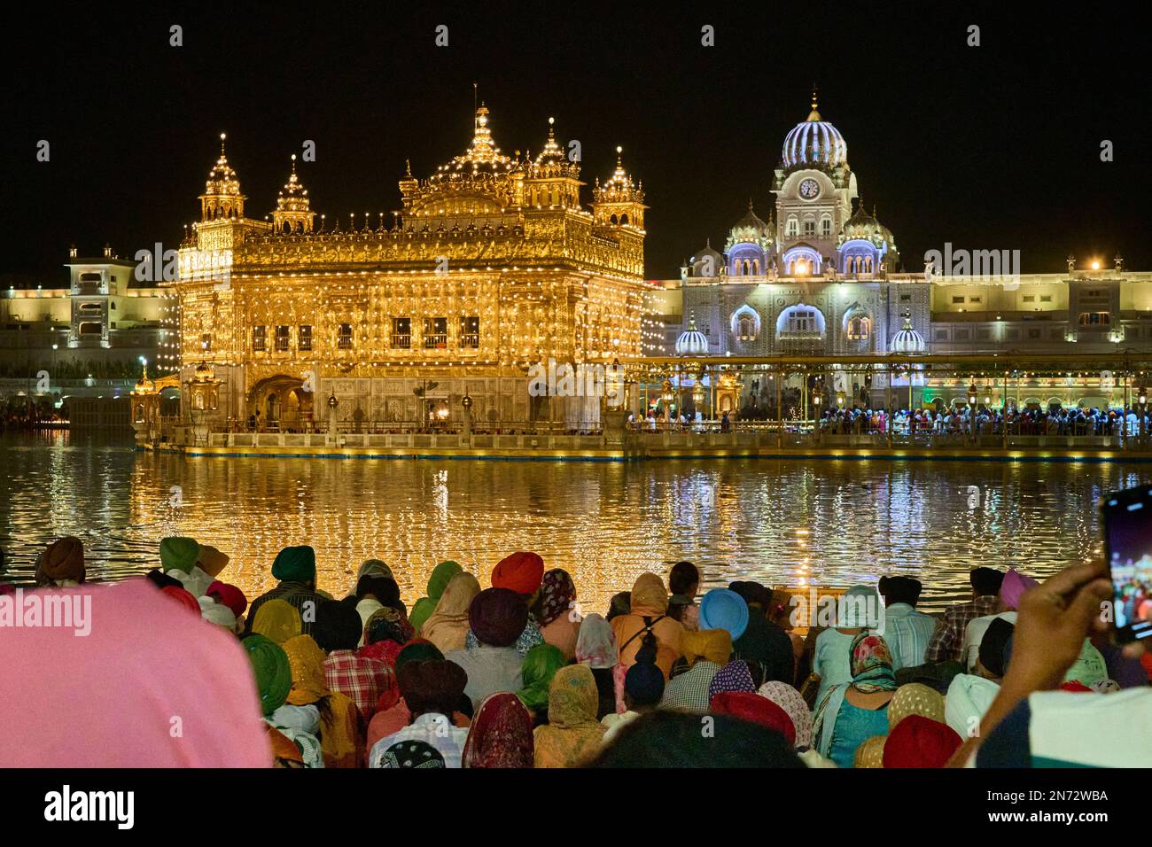 Célébrations nocturnes du Temple d'Or se reflétant dans un lac sacré, Amritsar Banque D'Images
