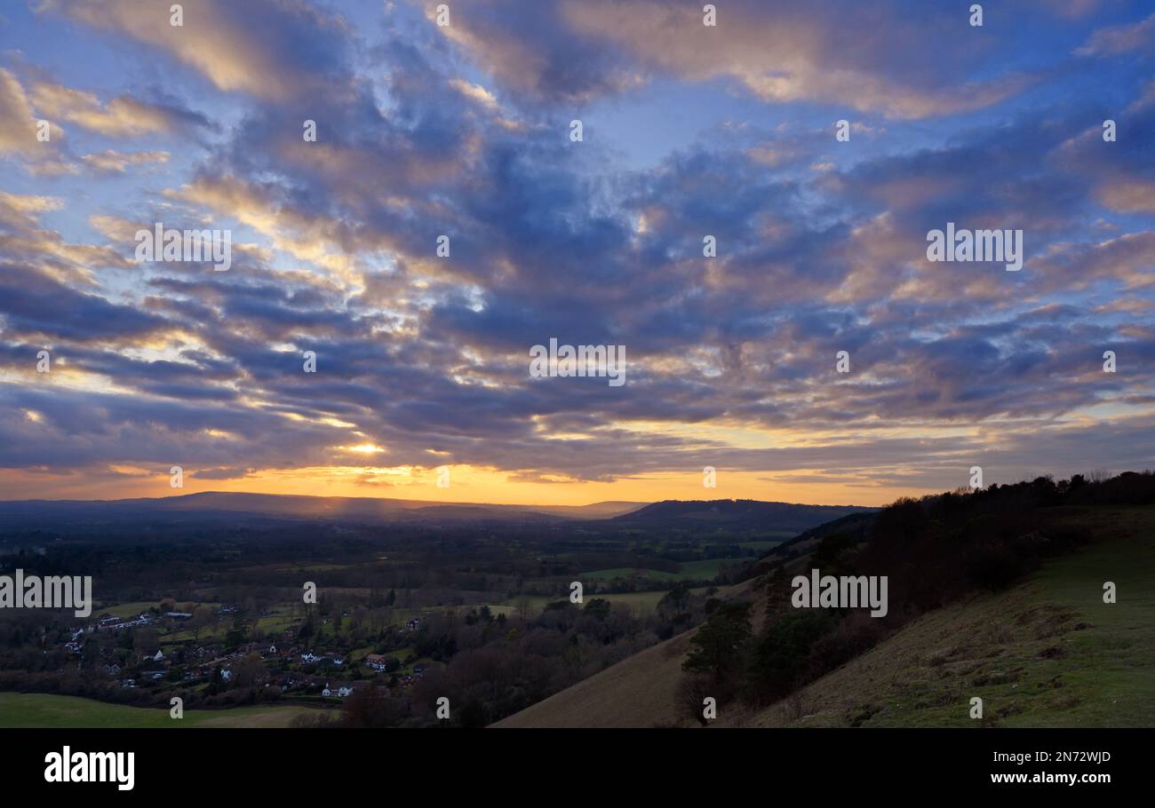 Vue classique sur le coucher du soleil depuis Colley Hill entre Reigate et Dorking à Surrey, Royaume-Uni. Région de Surrey Hills d'une beauté naturelle exceptionnelle sur les North Downs Banque D'Images