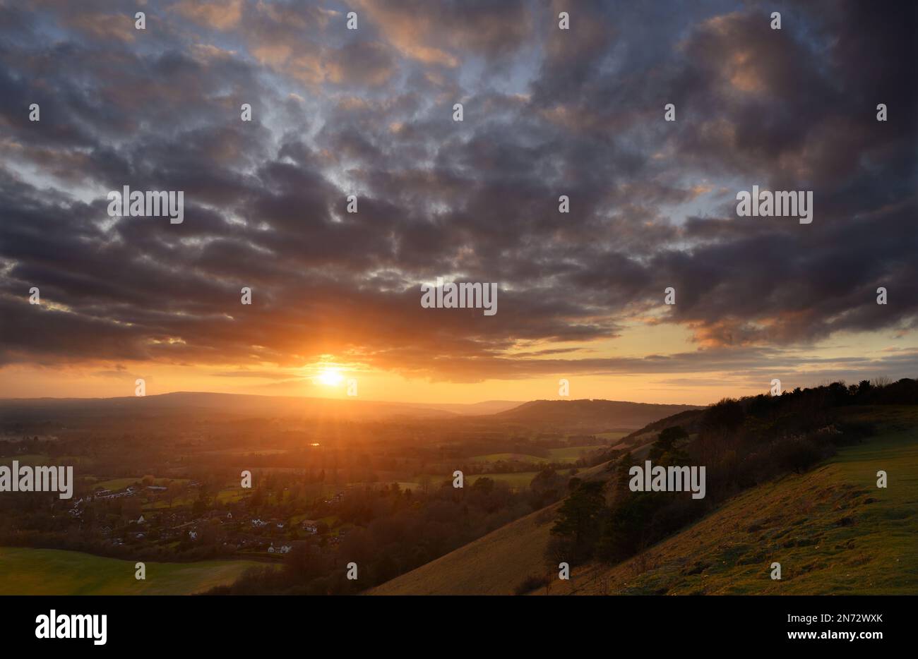 Vue imprenable sur le coucher du soleil depuis Colley Hill, entre Reigate et Dorking, à Surrey, au Royaume-Uni. Région de Surrey Hills d'une beauté naturelle exceptionnelle sur les North Downs. Banque D'Images