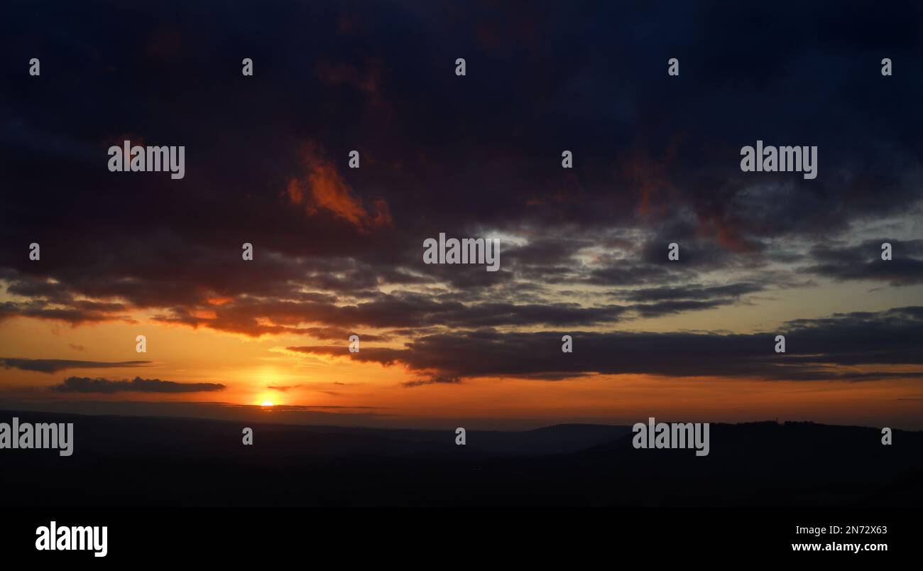 Vue sur le coucher du soleil depuis Colley Hill, entre Reigate et Dorking, à Surrey, au Royaume-Uni. Région de Surrey Hills d'une beauté naturelle exceptionnelle sur les North Downs. Banque D'Images
