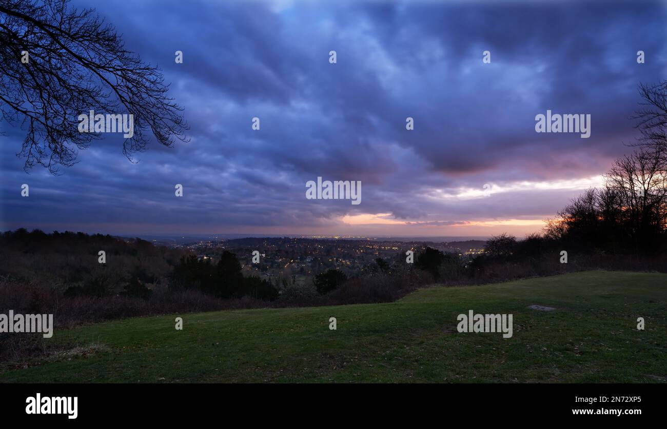 Vue vers Reigate et l'aéroport de Gatwick depuis Reigate Hill Viewpoint à Surrey, Royaume-Uni. Région de Surrey Hills d'une beauté naturelle exceptionnelle sur les North Downs Banque D'Images