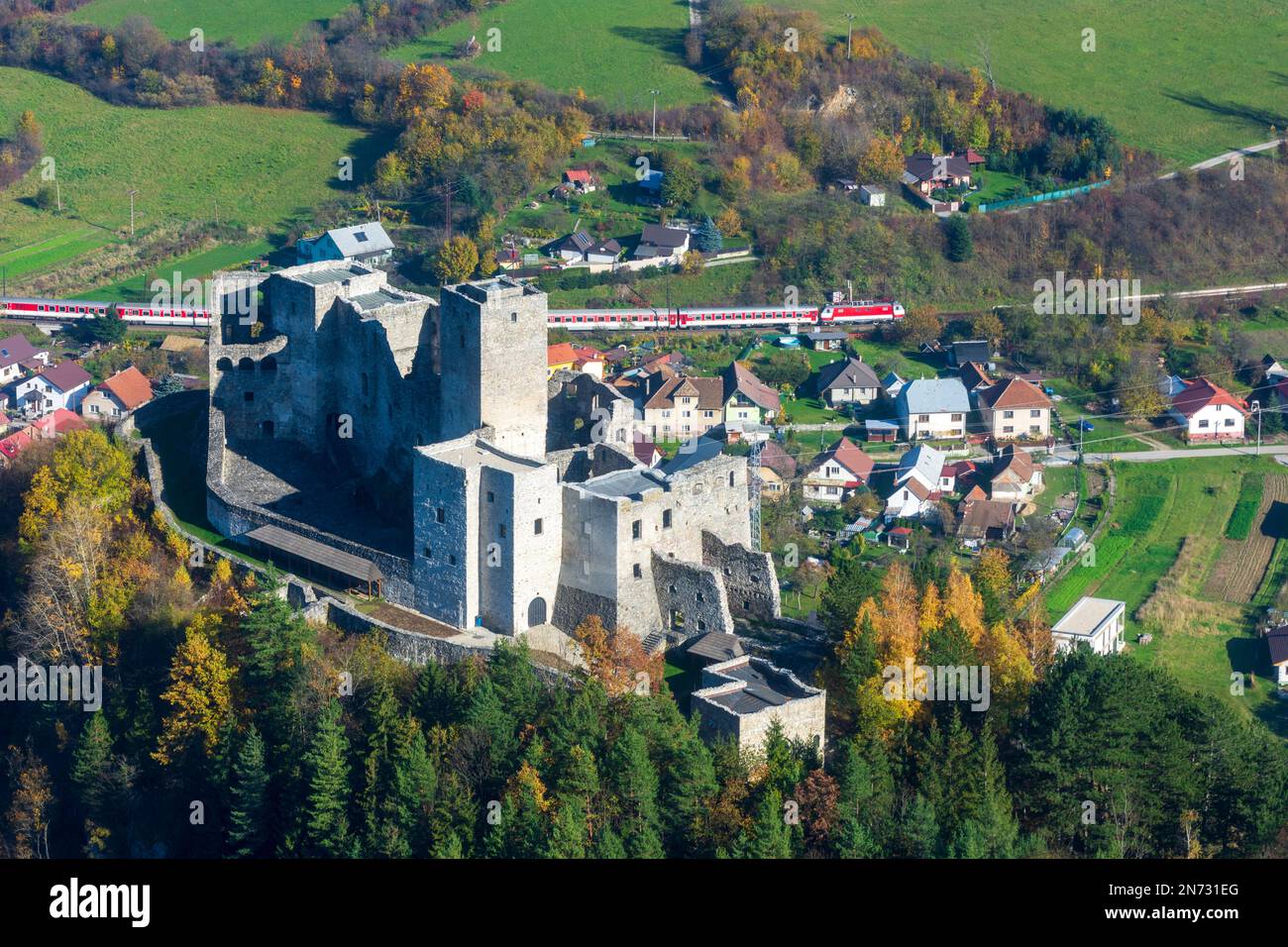 Strecno, château de Strecno, train en Slovaquie Banque D'Images