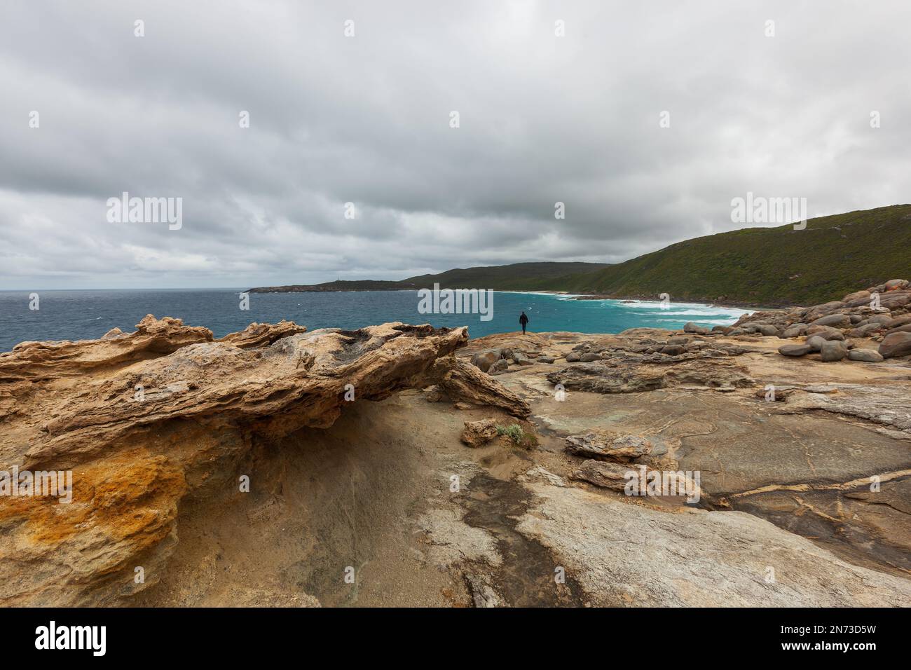 Vue de l'autre côté de la baie depuis le pont naturel du parc national de Torndirrup jusqu'au point de vue de Sharp point sur la côte sud de l'Australie occidentale avec érosion hydrique b Banque D'Images