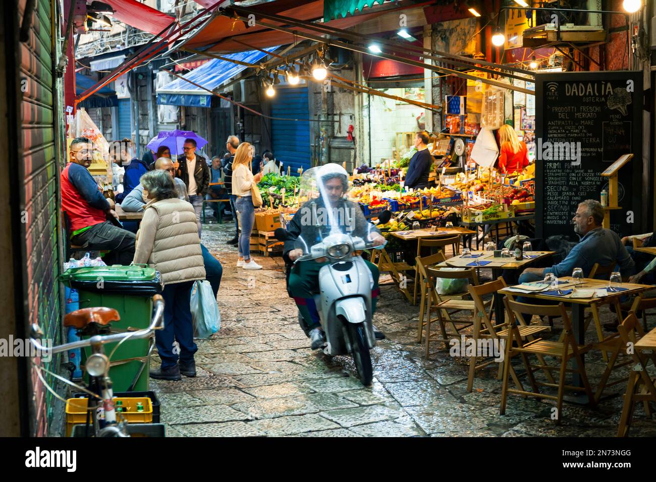 Scène de rue au marché de Vucciria dans le quartier de Castellammare de la vieille ville de Palerme, Sicile, Italie. Banque D'Images