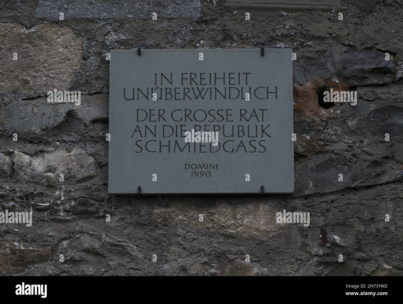 Plaque commémorative à Schmiedgasse, la plus ancienne rue en béton de Suisse, mémoire de la lutte contre le national-socialisme, Stans, Canton, Nidwalden, Suisse Banque D'Images