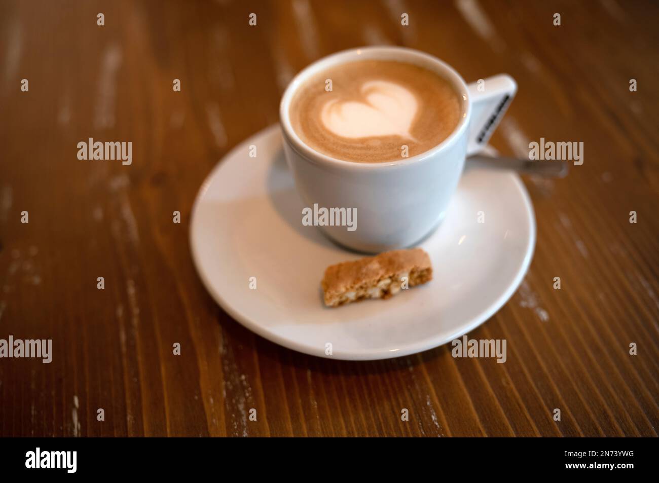 Tasse de cappuccino avec coeur dans la mousse de lait, Cantuccini (également Cantucci ou Biscotti di Prato), Stans, Canton Nidwalden, Suisse Banque D'Images