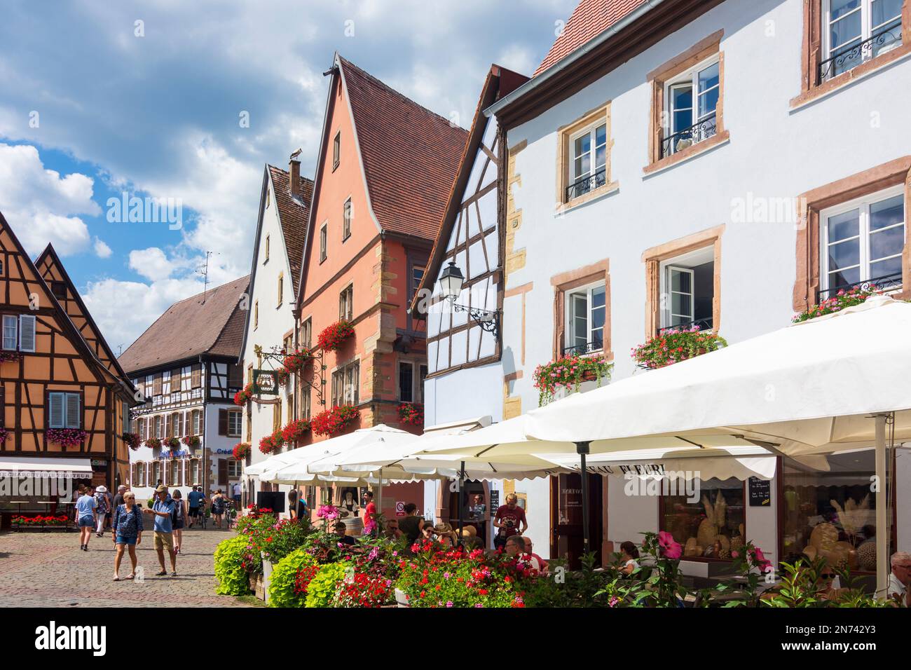 Eguisheim (Egisheim), Vieille ville, restaurant en Alsace (Elssass), Haut-Rhin (Oberelsss), France Banque D'Images