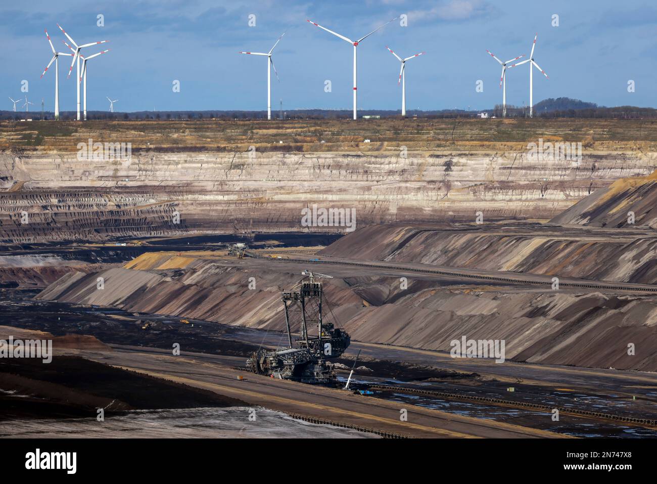 Erkelenz, Rhénanie-du-Nord-Westphalie, Allemagne - zone d'extraction de lignite de Rhenish, pelle hydraulique sur pneus à godets dans la mine de lignite à ciel ouvert Garzweiler de RWE, ici près de L Banque D'Images