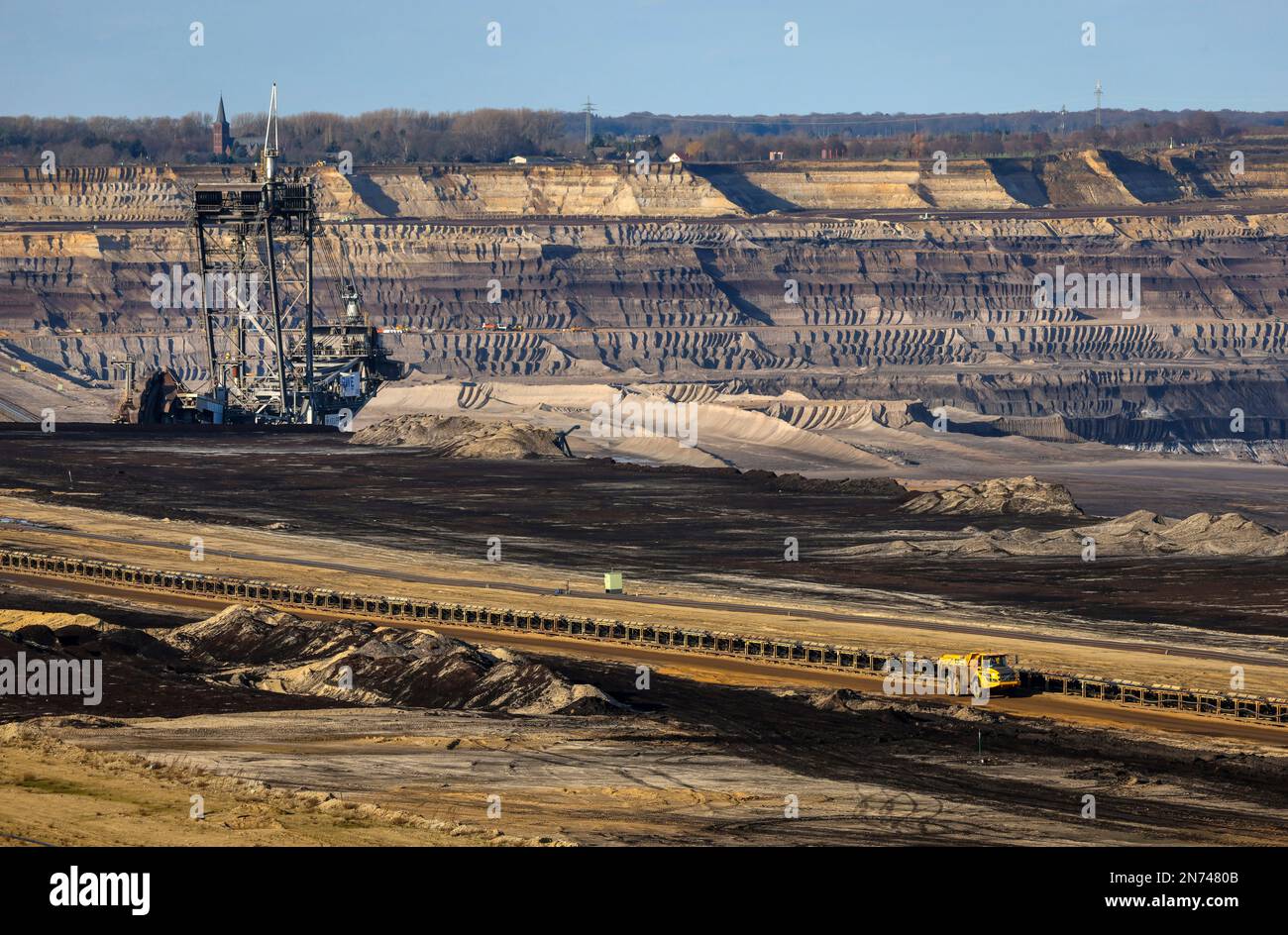 Erkelenz, Rhénanie-du-Nord-Westphalie, Allemagne - zone d'extraction de lignite de Rhenish, pelle hydraulique sur pneus à godets dans la mine de lignite à ciel ouvert Garzweiler de RWE, ici près de L Banque D'Images