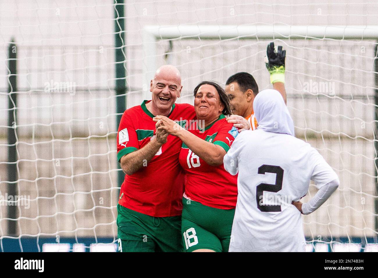 Rabat, Maroc. 10th févr. 2023. Le Prince Moulay Hassan Stadium le président de la FIFA, Gianni Infantino, célèbre après avoir marqué un but lors d'un match entre les légendes du Maroc de la FIFA et les légendes du monde de la FIFA, un match amical lors de la coupe du monde du Club de la FIFA 2022, qui s'est tenue au stade du Prince Moulay Abdellah à Rabat, au Maroc (Richard Callis/SPP) Credit: SPP Sport presse photo. /Alamy Live News Banque D'Images