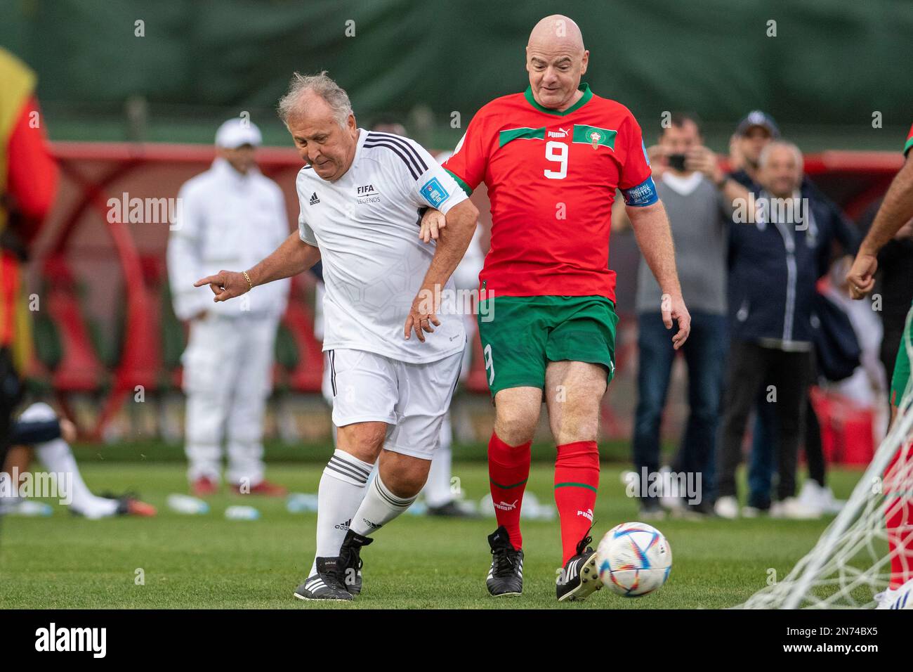 Rabat, Maroc. 10th févr. 2023. Estadio Prince Moulay Hassan idole brésilienne, Zico aide à dessiner le match 7-7 avec le président de la FIFA Gianni Infantino lors d'un match entre les légendes du Maroc de la FIFA et les légendes du monde de la FIFA, un match amical lors de la coupe du monde du Club de la FIFA 2022, tenue au stade du Prince Moulay Abdellah à Rabat, Maroc (Richard Callis/SPP) Crédit: SPP Sport presse photo. /Alamy Live News Banque D'Images