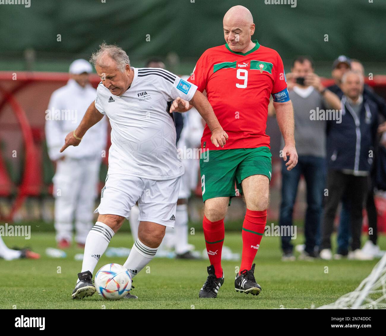 Rabat, Maroc. 10th févr. 2023. Estadio Prince Moulay Hassan idole brésilienne, Zico aide à dessiner le match 7-7 avec le président de la FIFA Gianni Infantino lors d'un match entre les légendes du Maroc de la FIFA et les légendes du monde de la FIFA, un match amical pendant la coupe du monde du Club de la FIFA 2022, qui s'est tenue au stade du Prince Moulay Abdellah à Rabat, au Maroc (Richard Callis/SPP) Crédit: SPP Sport presse photo. /Alamy Live News Banque D'Images