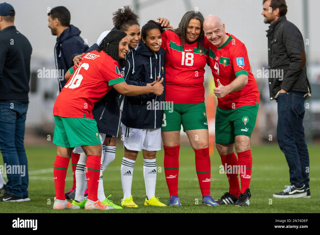 Rabat, Maroc. 10th févr. 2023. Estadio Prince Moulay Hassan Président de la FIFA Gianni Infantino avec les femmes marocaines après un match entre les légendes du Maroc de la FIFA et les légendes du monde de la FIFA, un match amical pendant la coupe du monde du Club de la FIFA 2022, tenue au Stade du Prince Moulay Abdellah à Rabat, Maroc (Richard Callis/SPP) Credit: SPP Sport Press photo. /Alamy Live News Banque D'Images