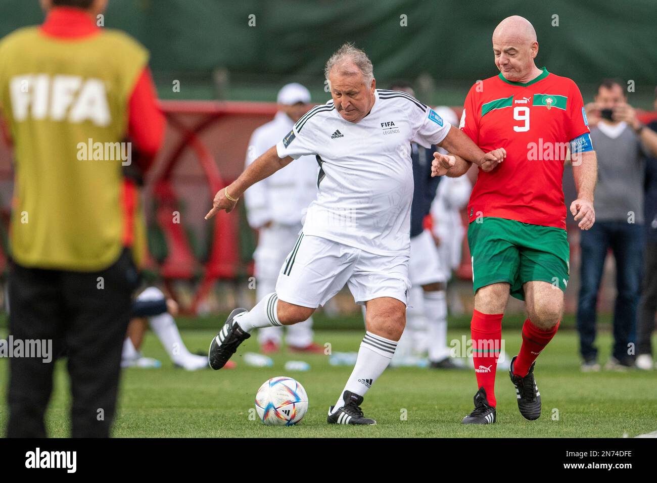 Rabat, Maroc. 10th févr. 2023. Estadio Prince Moulay Hassan idole brésilienne, Zico aide à dessiner le match 7-7 avec le président de la FIFA Gianni Infantino lors d'un match entre les légendes du Maroc de la FIFA et les légendes du monde de la FIFA, un match amical pendant la coupe du monde du Club de la FIFA 2022, qui s'est tenue au stade du Prince Moulay Abdellah à Rabat, au Maroc (Richard Callis/SPP) Crédit: SPP Sport presse photo. /Alamy Live News Banque D'Images