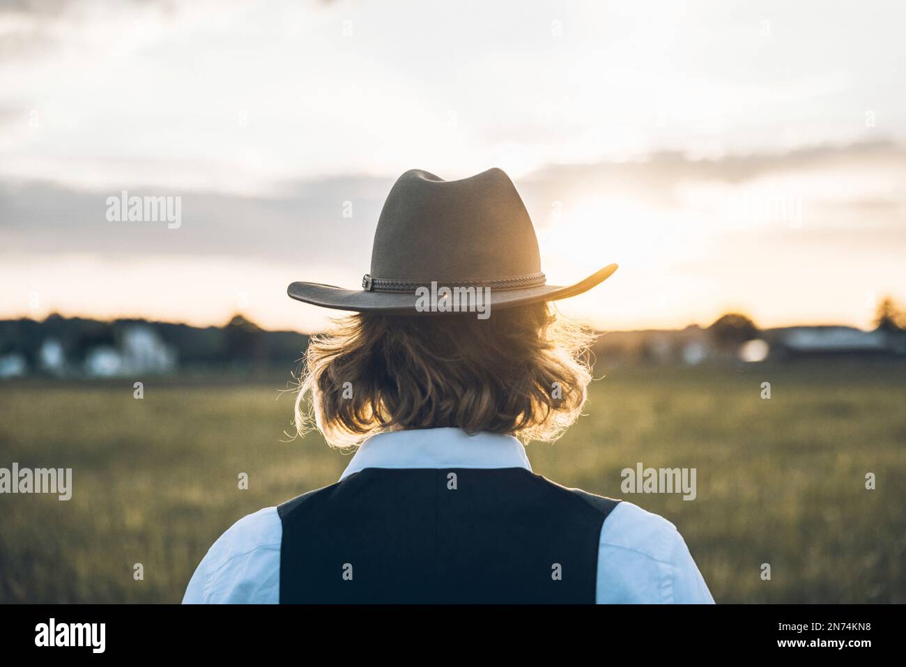 Homme avec chapeau de cow-boy, portrait, vue arrière Banque D'Images