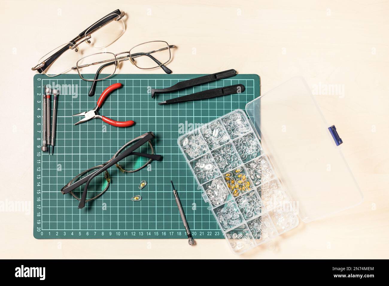 vue de dessus du kit de remplacement des coussinets de nez de lunettes sur une table en bois Banque D'Images