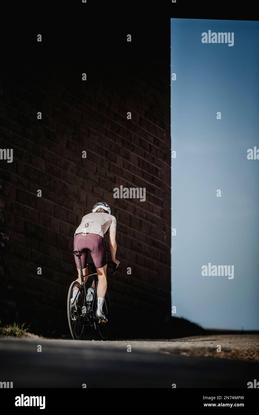 Triathlète professionnel avec son vélo de course sur un tour d'entraînement dans la Forêt Noire, Baiersbronn, Allemagne Banque D'Images