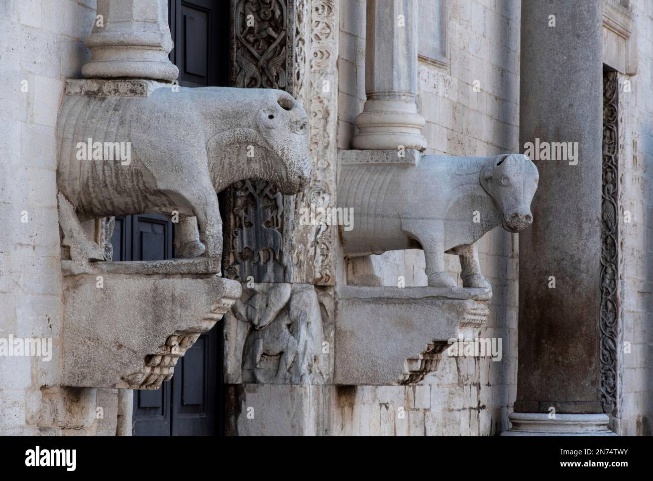Façade de la basilique emblématique de San Nicola dans le centre-ville de Bari, en Italie Banque D'Images