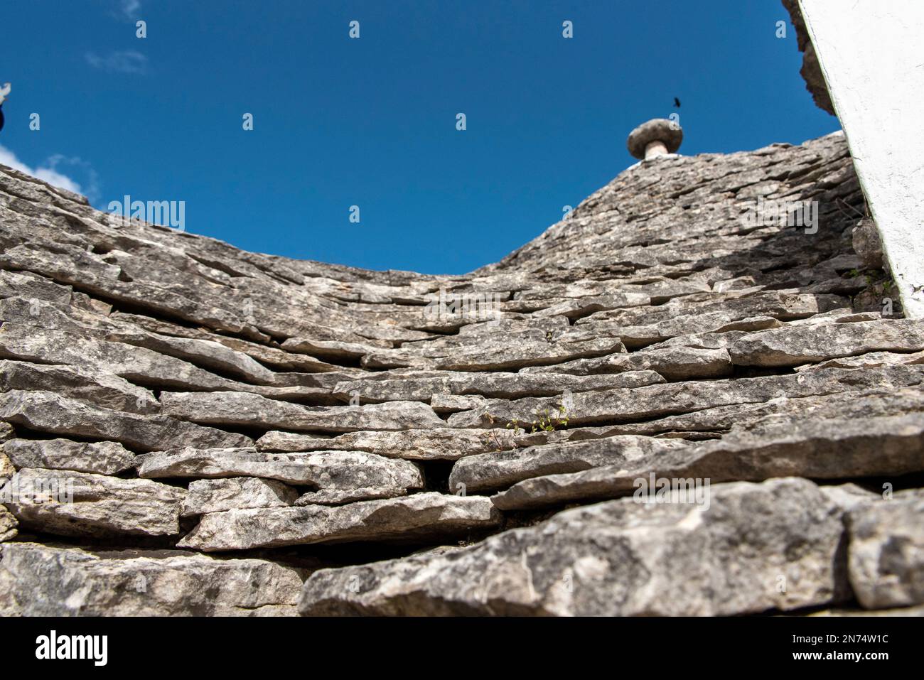 Toit typique en pierre pilée d'un trullo à Alberobello, Italie Banque D'Images
