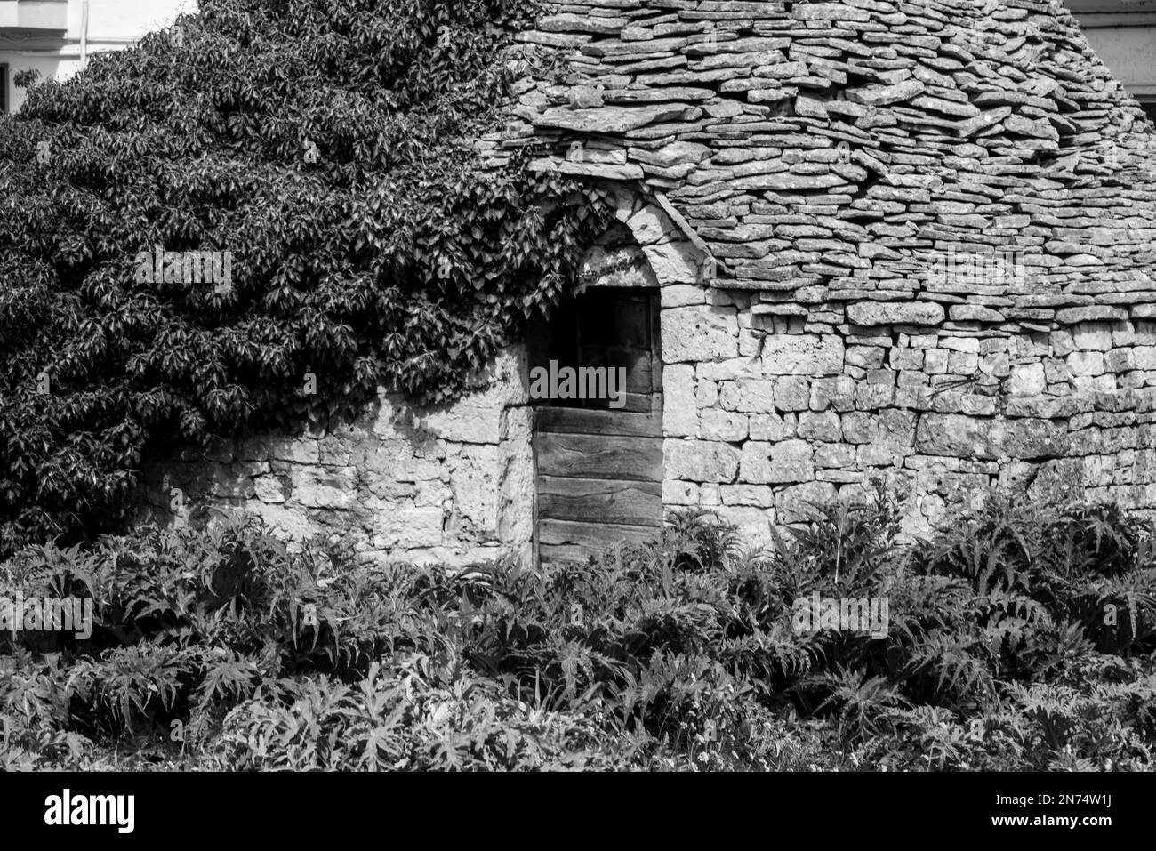 Trullo surcultivé pittoresque en dehors du rythme de l'attraction touristique à Alberobello, Italie Banque D'Images