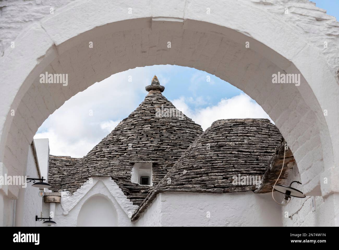 Toit typique en pierre pilée d'un trullo à Alberobello, Italie Banque D'Images