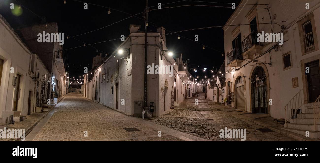 Pittoresque rue abandonnée dans le quartier Trulli d'Alberobello la nuit, sud de l'Italie Banque D'Images